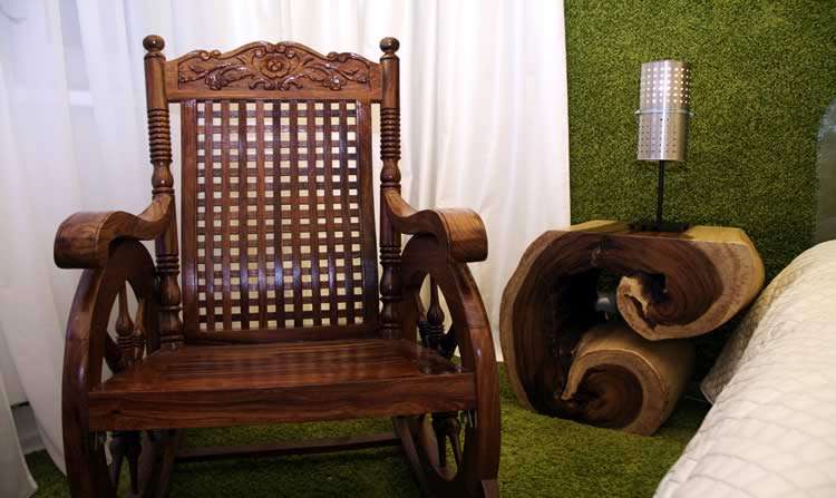 Кресло качалка из дерева