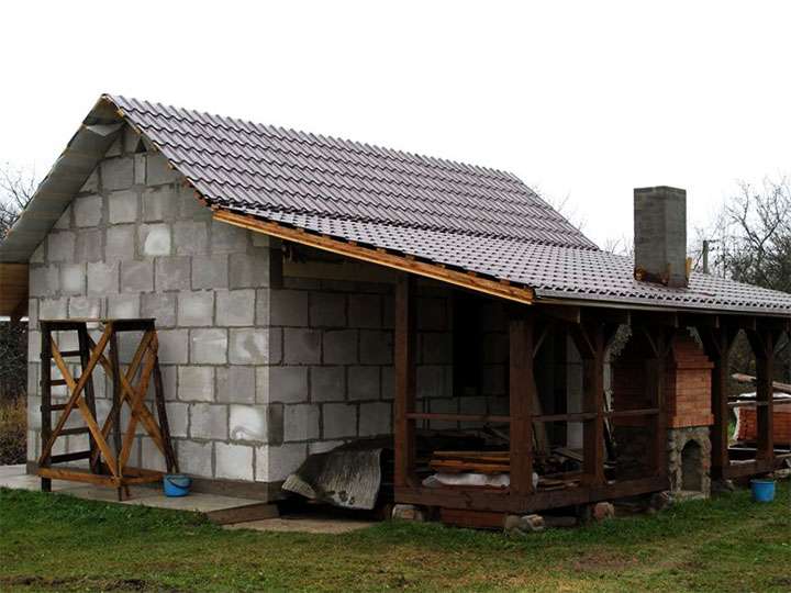 Дачный домик с навесом