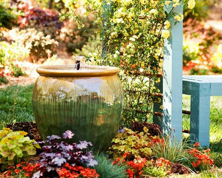 Декоративный мини фонтан в саду