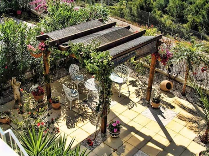 Садовая пергола с необычной крышей