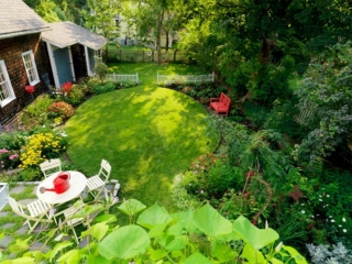 Круглый газон в саду